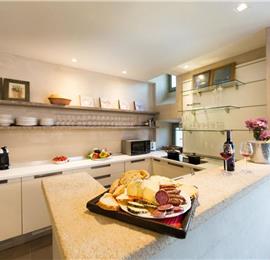 5 Bedroom Villa with Pool and Beautiful Lake Trasimeno Views, sleeps 10